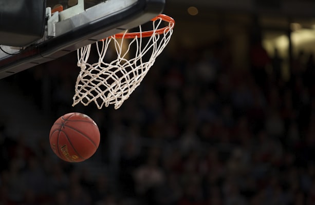 NBA总决赛湖人队与凯尔特人队球员在篮下激烈对抗